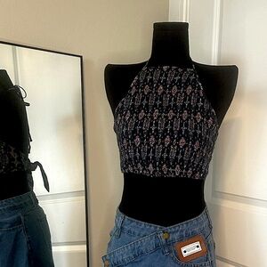 Backless halter crop-top Size: S Hollister